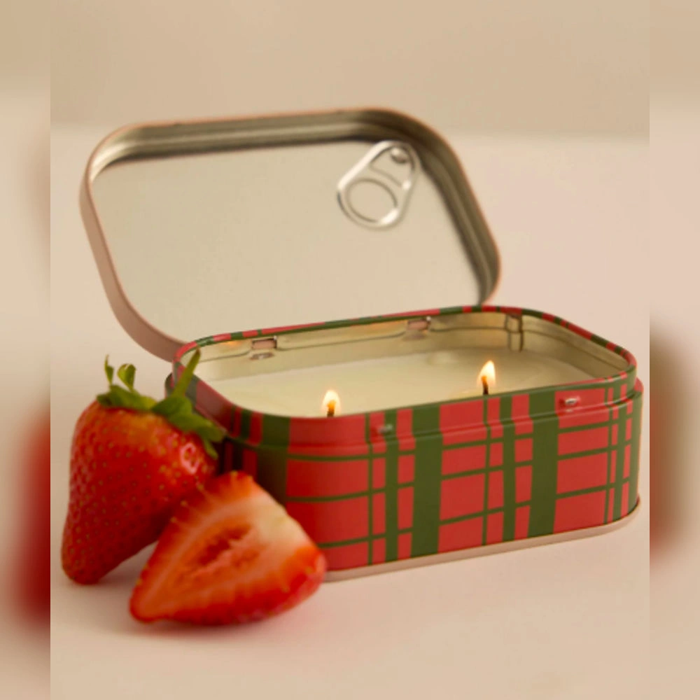 Bistro tin candle strawberry, in action